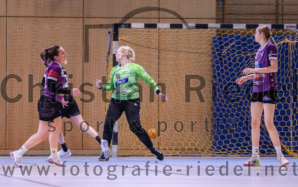 2024-12-14_053_SpVgg_Altenerding_gegen_SVA_Palzing | Erding, Deutschland, 14.12.2024:Handball, Bezirksoberliga Frauen Altbayern 2024 / 2024, 9. Spieltag, SpVgg Altenerding gegen SVA Palzing, Endergebnis: 20:30Johanna Taubmann (SpVgg Altenerding, #22), Torfrau Hanna Obermair (SpVgg Altenerding, #1)Foto: Christian Riedel / fotografie-riedel.net