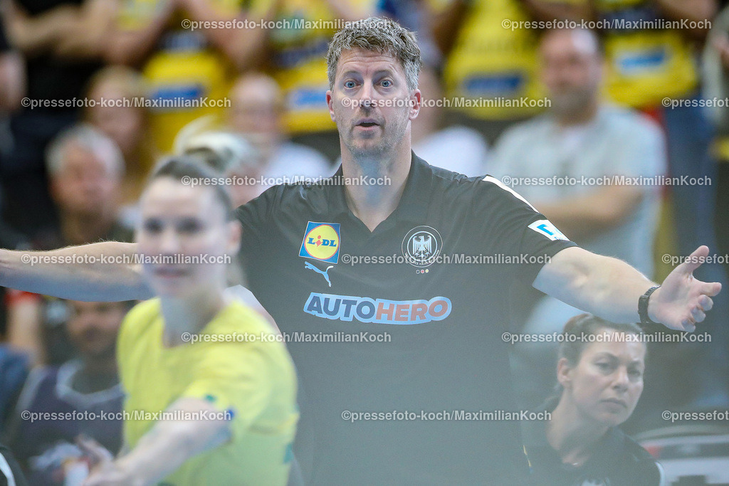DHB13072401069 | 13.07.2024, Handball, Länderspiel Frauen, Dortmund, Westfalenhalle, DHB, Olympia Vorbereitung, Deutschland - Brasilien:  Headcoach Trainer Markus Gaugisch (GER) gestikulierend