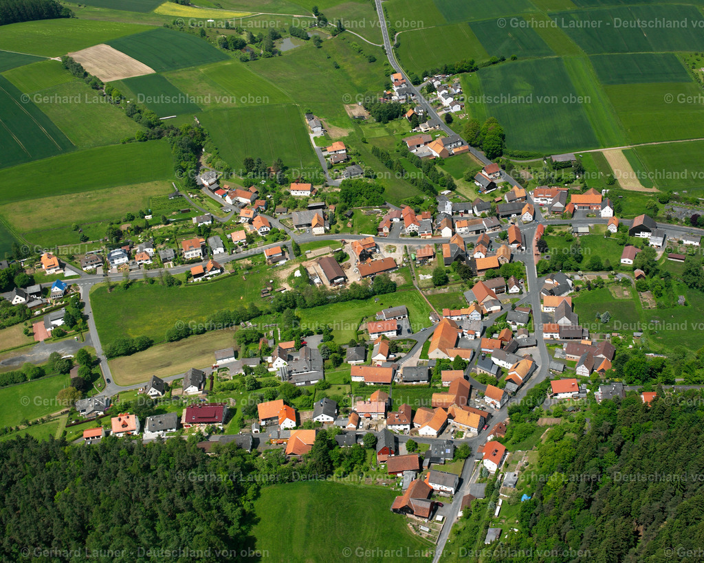 2615549 | UDENHAUSEN 09.06.2006 Landwirtschaftliche Nutzflächen und Feldgrenzen  umsäumen das Siedlungsgebiet des Dorfes in Udenhausen im Bundesland Hessen, Deutschland // Agricultural land and field boundaries surround the settlement area of the village  in Udenhausen in the state Hesse, Germany Foto: Gerhard Launer