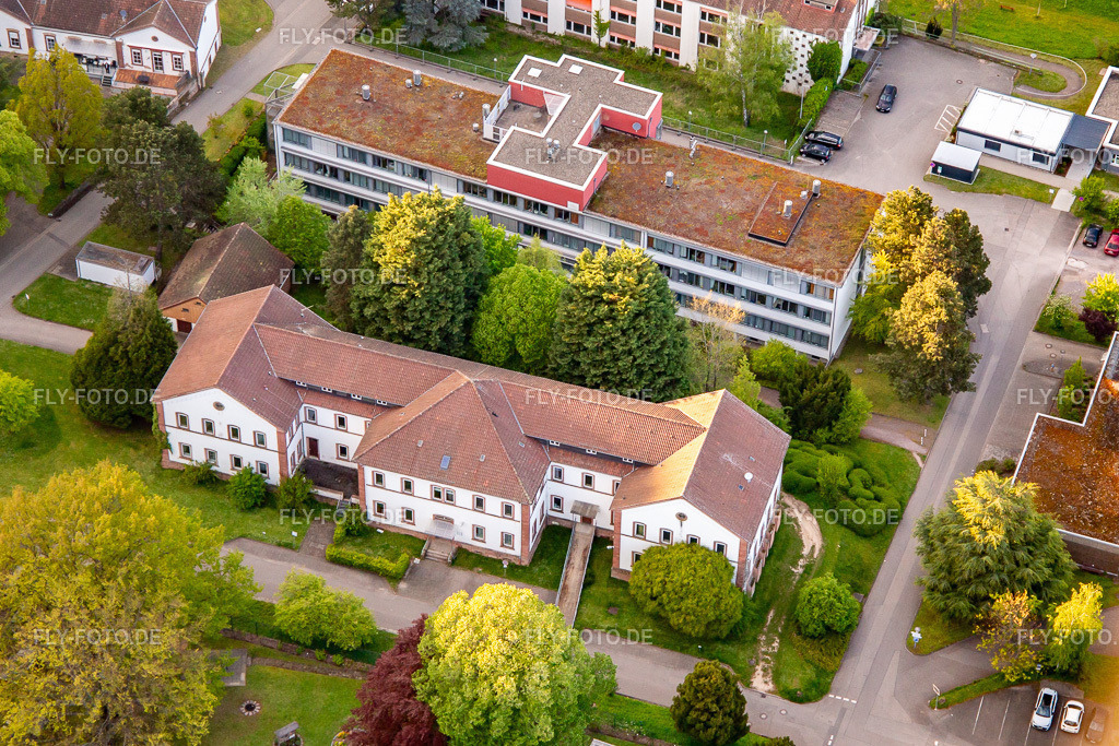 Pfalzklinikum für Psychiatrie und Neurologie "Landeck" mit Abteilung für Allgemeinpsychiatrie und Abhängigkeitserkrankungen – Klinik für Psychiatrie, Psychosomatik und Psychotherapie, Klinik für Forensische Psychiatrie, Klinik für Gerontopsy | Luftbild: Pfalzklinikum für Psychiatrie und Neurologie "Landeck" mit Abteilung für Allgemeinpsychiatrie und Abhängigkeitserkrankungen – Klinik für Psychiatrie, Psychosomatik und Psychotherapie, Klinik für Forensische Psychiatrie, Klinik für Gerontopsychiatrie, Psychosomatik, und Psychotherapie, Klinik für Neurologie, Klinik für Psychiatrie, Psychosomatik und Psychotherapie, Klinik für Kinder- und Jugendpsychiatrie, Psychosomatik und Psychotherapie sowie Institutsambulanz, Psychiatrische Institutsambulanzen – Klinik für Psychiatrie, Psychosomatik und Psychotherapie www.pfalzklinikum.de in Klingenmünster im Bundesland Rheinland-Pfalz in Deutschland. Foto: IMG_140306.jpg vom 23.04.2024 durch ©2025 Werner Riehm fly-foto.de/copyright - Realisiert mit Pictrs.com