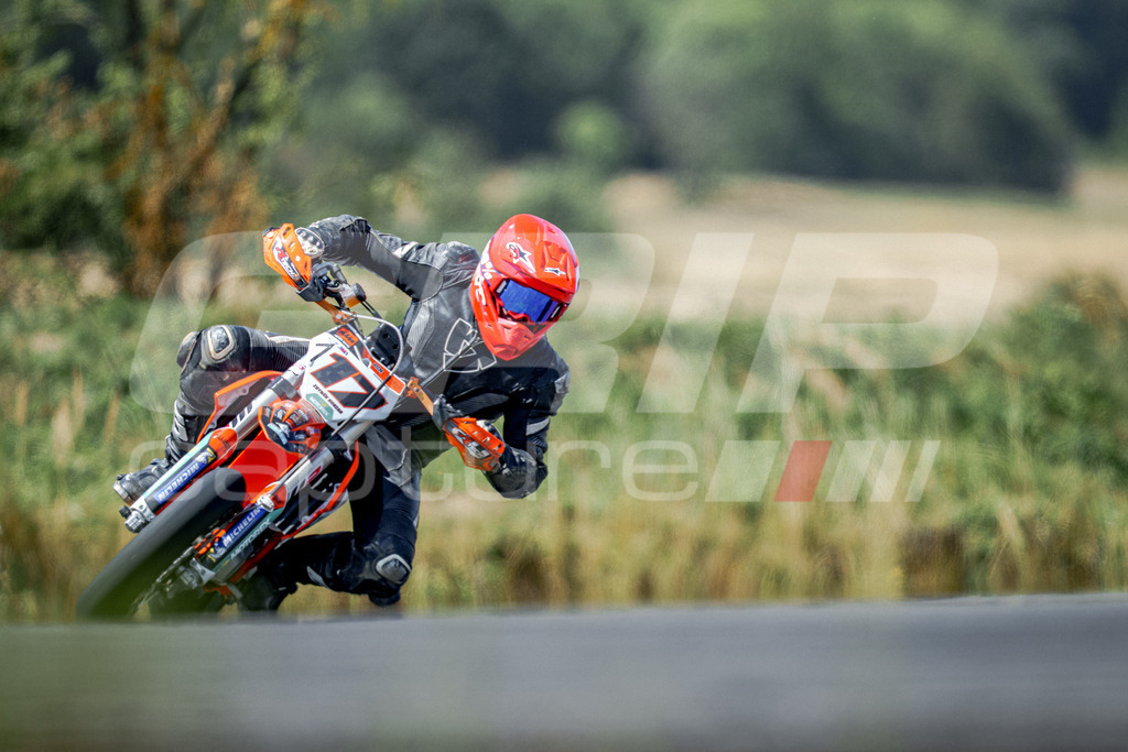 SuperMoto_Staatsmeisterschaft_Fuglau-666 | GRIPcapture steht für authentische Sportfotografie in Österreich – für Momente, die mehr sind als Geschwindigkeit oder Ergebnis. Es geht um Emotion, Spannung, Fokus und den Augenblick, der oft nur einen Wimpernschlag dauert.Ob Motorsport, Teamsport oder 