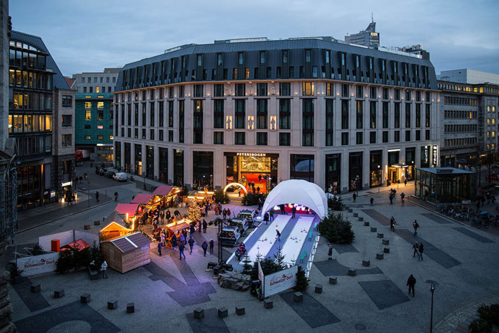 Burgplatz - Leipziger Weihnachtsmarkt mit Schweizer Dorf | Entdecke über 20 Kategorien Leipzig-Motive: Foto-Downloads, hochwertige Poster, Leinwand- & Fine-Art-Prints. Jetzt Lieblingsfoto im Bildlexikon Leipzig Shop bestellen!