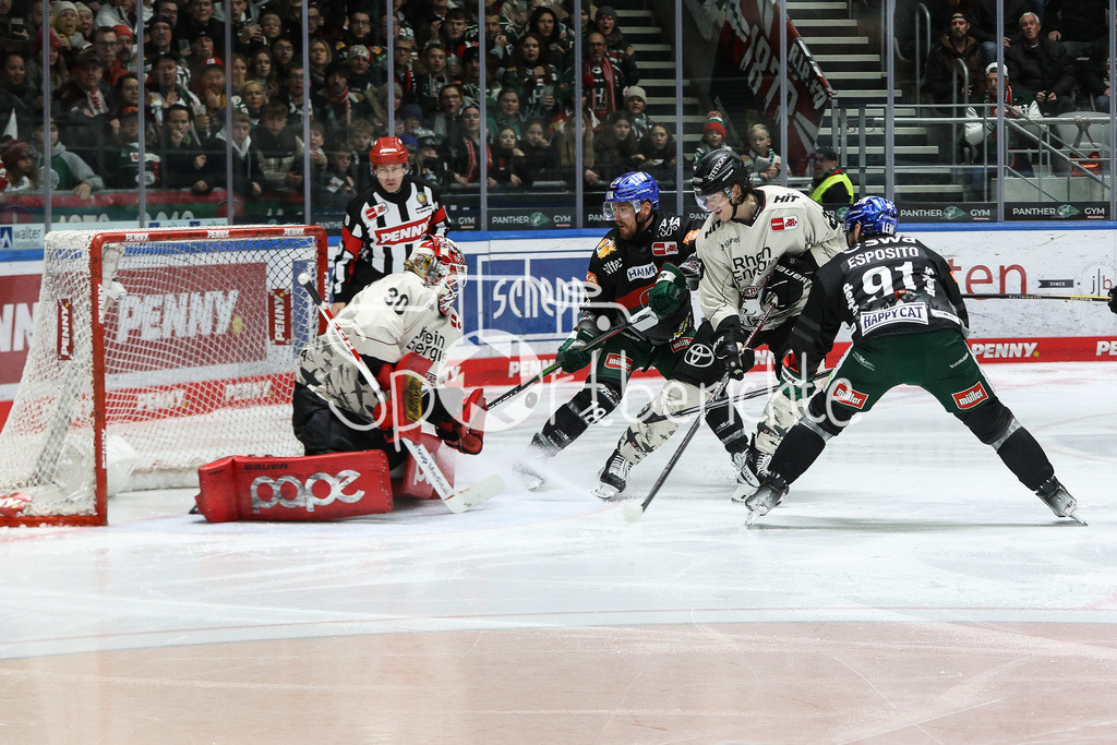 Augsburger Panther - Kölner Haie  | Mirko PANTKOWSKI (KEC #30) kann in dieser Szene ein Gegentor von Luke ESPOSITO (AEV #91)  verhindern