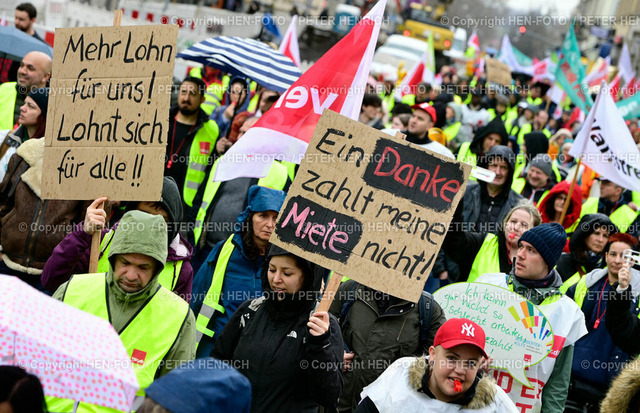 20230321-_D6H8588-warnstreik-wiesbaden-HENFOTO | 21.03.2023 Warnstreik Demonstration Kundgebung VERDI ver.di Vereinigte Dienstleistungsgewerkschaft auf Dernsches Gelände für Lohnerhöhung mindestens 500 Euro Gehaltserhöhung mehr Lohn 10.5 Prozent Wertschätzung Schild Mehr Lohn für uns lohnt sich für alle - Ein Danke zahlt meine Miete nicht (Foto: Peter Henrich) - Realisiert mit Pictrs.com