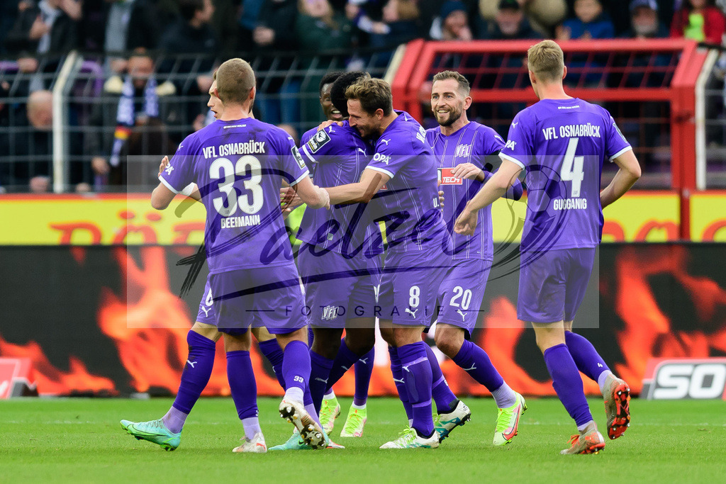 OSNTSV20211106_062 | Fussball, Herren: Ba-Muaka Simakala (VfL Osnabrueck) Torjubel, jubelt mit seiner Mannschaft nach dem Treffer zum 1:1 bei dem Spiel der 3. Liga zwischen VfL Osnabrueck und TSV 1860 Muenchen im Stadion an der Bremer Bruecke am 06.11.2021 in Osnanbrueck, Deutschland.DFB / DFL REGULATIONS PROHIBIT ANY USE OF PHOTOGRAPHS AS IMAGE SEQUENCES AND/OR QUASI-VIDEO. - Realisiert mit Pictrs.com