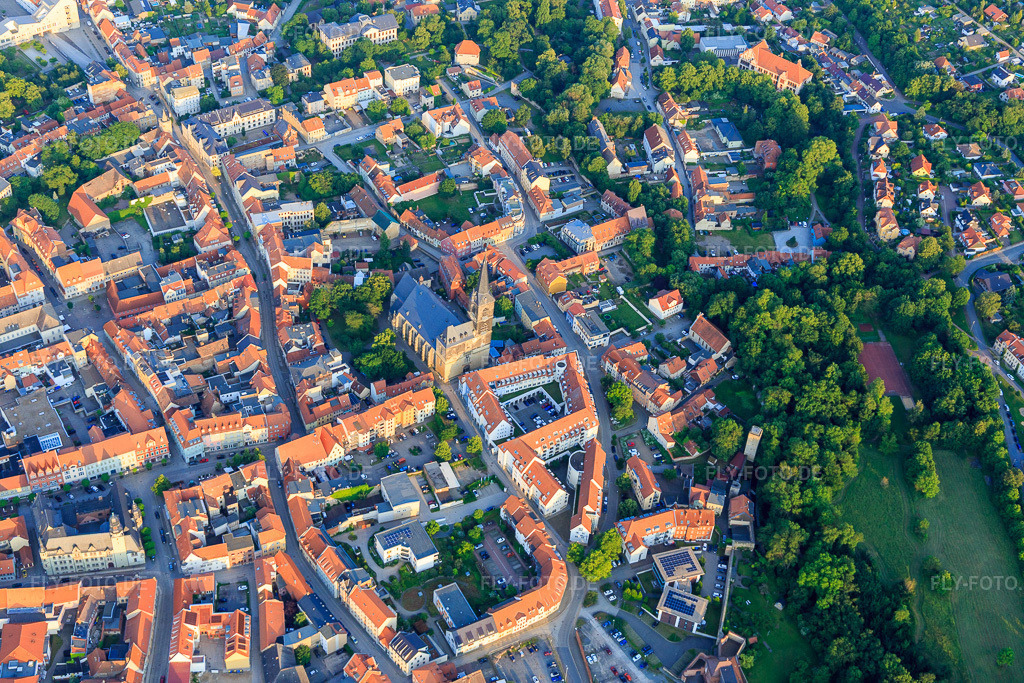 Luftbild: Historische Altstadt mit Kirche St. Stephani, Markt und Tie in Aschersleben im Bundesland Sachsen-Anhalt in Deutschland. – Foto: IMG_148021.jpg vom 11.06.2025 durch Werner Riehm/FLY-FOTO.de – Auflösung des Originals: 5472 x 3648 px – Evangelische Kirche in Mitteldeutschland (EKM) Kirchenkreise