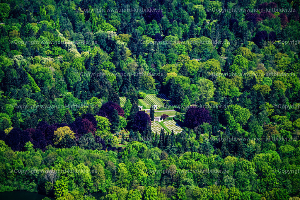 Hamburg_Ohlsdorf_Friedhof_Militär_Friedhof_Cwgc_Hamburg_War_Cemetery_ELS_3023010525 | HAMBURG 27.04.2025 Grabreihen auf dem Gelände des Friedhofes "Friedhof Ohlsdorf" in den Parkanlagen an der Fuhlsbüttler Straße in Hamburg, Deutschland. Weiterführende Informationen bei: Hamburger Friedhöfe. // Grave rows on the grounds of the cemetery "Friedhof Ohlsdorf" in the park on Fuhlsbuettler Strasse in Hamburg, Germany. Further information at: Hamburger Friedhoefe. Foto: Martin Elsen