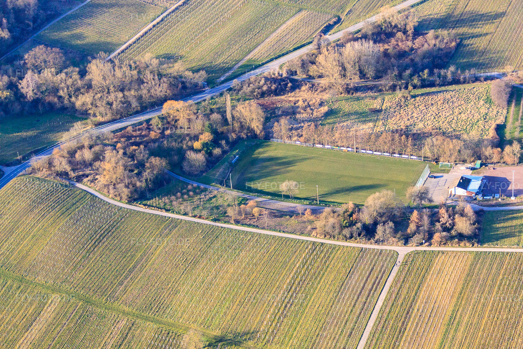 Luftbild: Sportplätze des SV Oberotterbach 1950 e.V. in Oberotterbach im Bundesland Rheinland-Pfalz in Deutschland. – Foto: IMG_62361.jpg vom 24.02.2014 durch Werner Riehm/FLY-FOTO.de – Auflösung des Originals: 4752 x 3168 px – m SV Oberotterbach