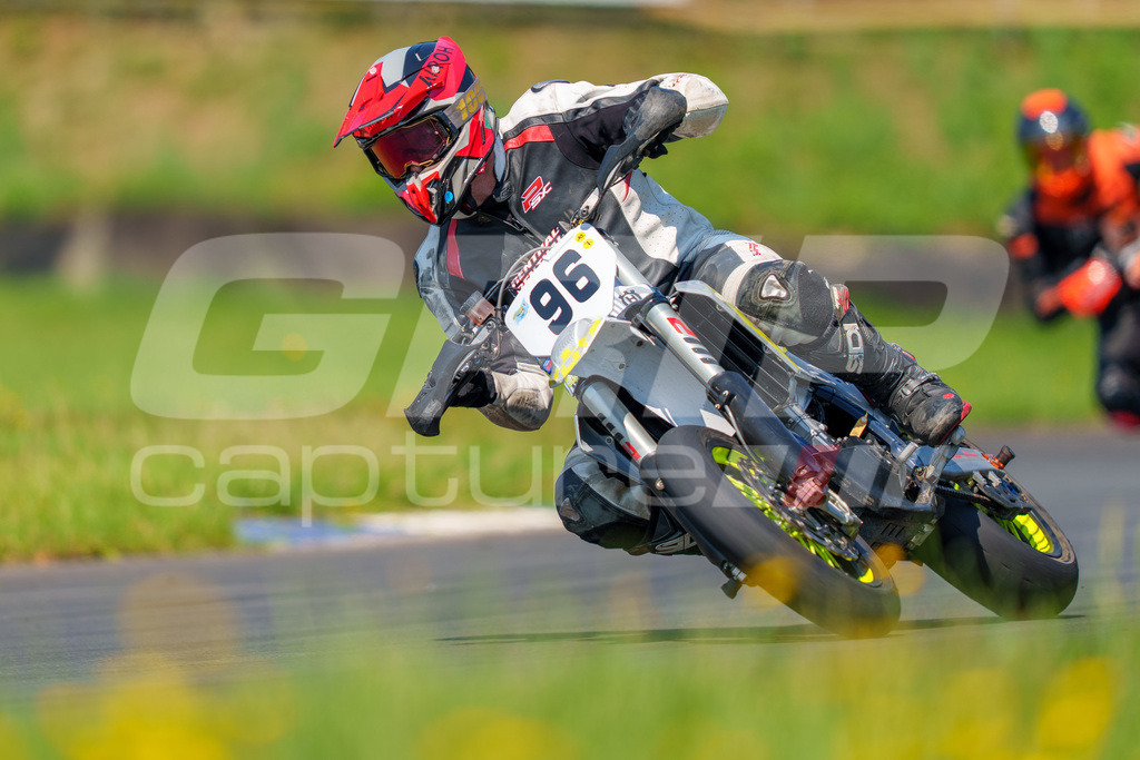 G-Cup + Supermoto Staatsmeisterschaft + Hungarian Supermoto Championship | GRIPcapture steht für authentische Sportfotografie in Österreich – für Momente, die mehr sind als Geschwindigkeit oder Ergebnis. Es geht um Emotion, Spannung, Fokus und den Augenblick, der oft nur einen Wimpernschlag dauert.Ob Motorsport, Teamsport oder 