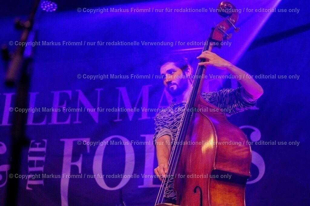 20230728-helen-maier-and-the-folks-026 | Helen Maier &amp; The Folks am Luzern Live Festival. Am Freitag 28. Juli 2023 im Hotel Schweizerhof in Luzern. Helen Maier — Violine / Alexander Graf — Violine, Bratsche / Andreas Gut — Akkordeon / Theo Känzig — Gitarre / Jonas Künzli — Kontrabass / Adrian Böckli — Schlagzeug, Percussion. Foto: Markus Frömml