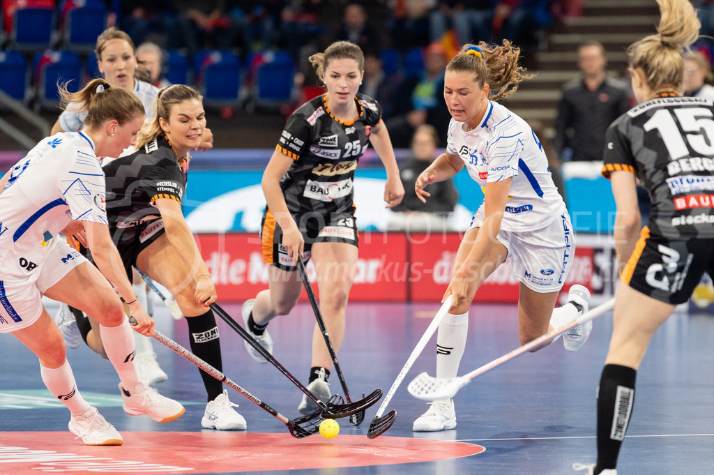 Piranha Chur vs Kloten-Dietlikon Jets - 23. April 2022 | Piranha Chur vs Kloten-Dietlikon Jets
Stimo Arena, Kloten
#9 Mirjam Hintermann (Kloten-Dietlikon Jets), #17 Luana Rensch (Piranha Chur), #25 Gentiana Behluli (Piranha Chur) und #56 Philippa Blom (Kloten-Dietlikon Jets) kämpfen um den Ball.
Bild: Sportfotografie Markus Aeschimann | www.markus-aeschimann.ch - Realisiert mit Pictrs.com