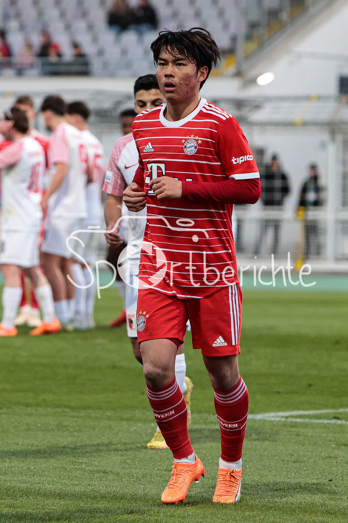 FC Bayern Amateure - FC Augsburg II | Taichi FUKUI (FCB #21) auf dem Weg zu einem Eckball / Freisteller / Einzelfoto