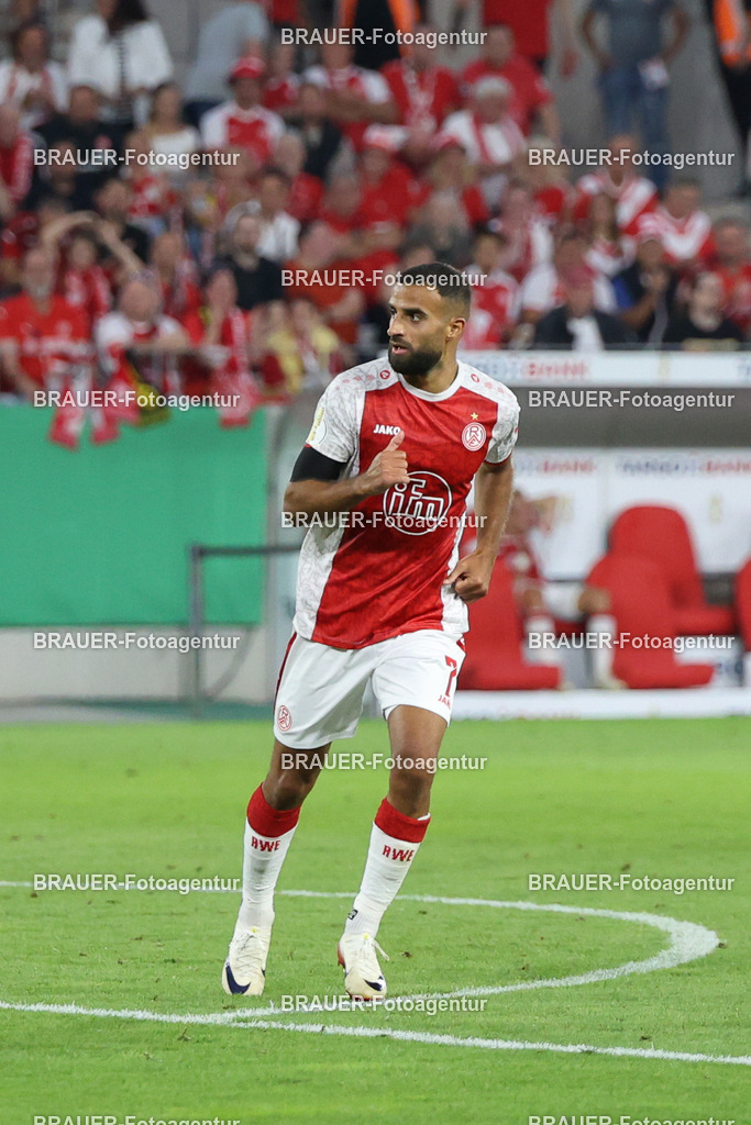 Rot-Weiss Essen - Borussia Dortmund | Essen, Deutschland, 18.08.2025Ramien Safi  (Rot-Weiss Essen) schautwährend des DFB Pokal Spiels zwischen Rot-Weiss Essen- Borussia Dortmund im Stadion an der Hafenstraße am 18.08.2025 in Essen. (Foto von Timo Bluhmki-Schmidt/Brauer Fotoagentur