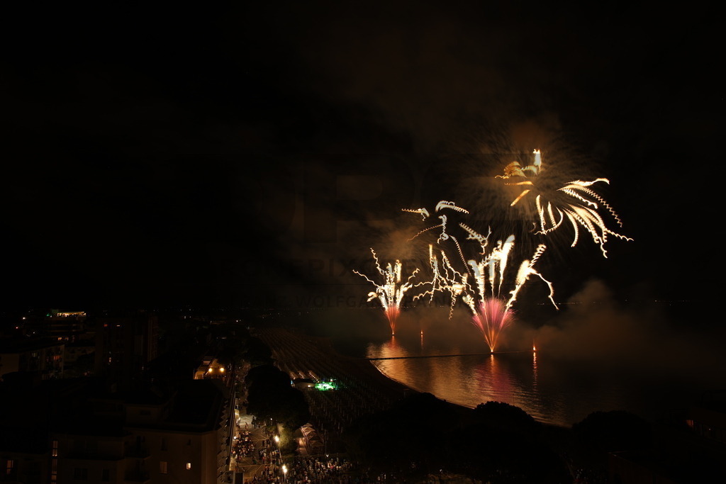 Ferragosto Fireworks in Grado, Italy | GRADO, ITALY, 15.AUG.26 - FIREWORKS - Ferragosto fireworks over the Adriatic Sea in Grado, Italy. Colorful fireworks light up the night sky above the beach, coastline and waterfront during the traditional summer celebration. - Realisiert mit Pictrs.com