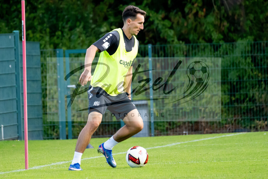 20260909_TRAOSN_0016 | Fußball, Herren: Konrad Faber (VfL Osnabrück) in Aktion, am Ball, Einzelaktion beim Training des VfL Osnabrück am 09.09.2026 im Sportpark Illoshöhe in Osnabrück, Deutschland.(Foto von Nico Paetzel) - Realisiert mit Pictrs.com