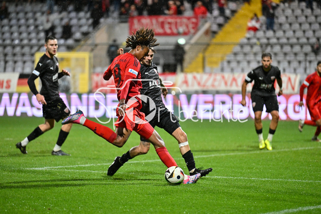 FC Bayern Amateure - TSV Buchbach | Im Duell Jonah KUSI-ASARE (FC Bayern München II #9) und Sascha HINGERL (TSV Buchbach #19) / Zweikampf / Regionalliga Bayern: FC Bayern München II - TSV Buchbach, Gruenwalder Stadion am 27.09.2024