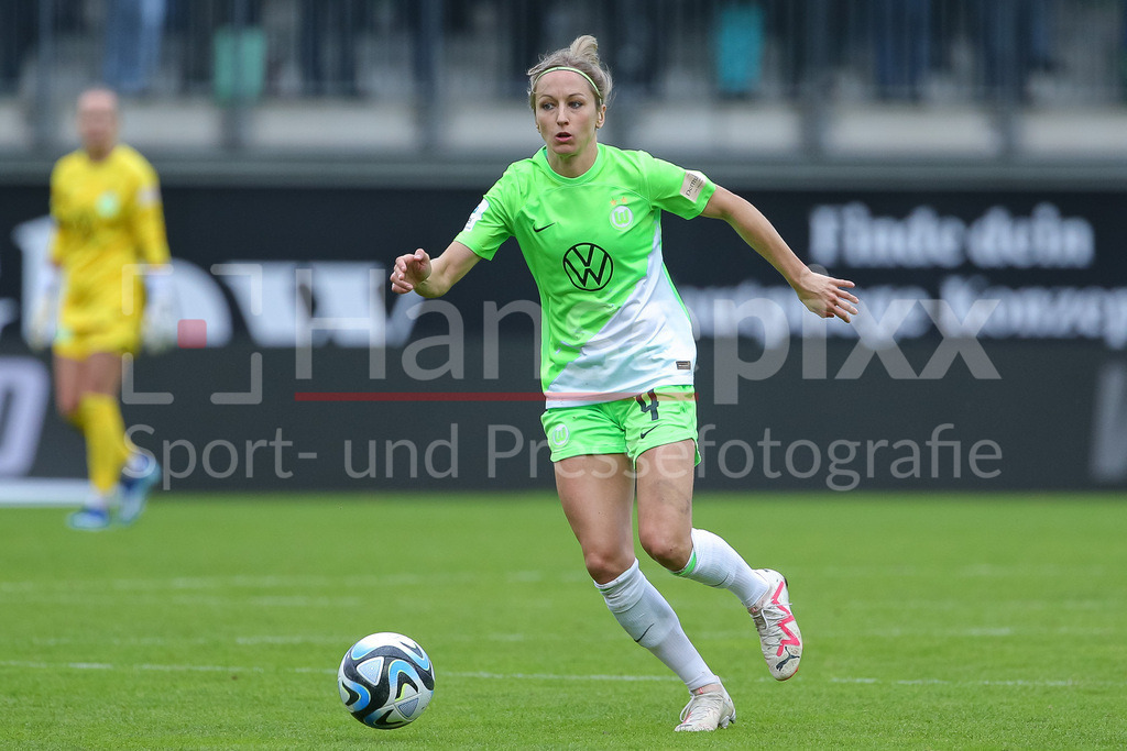 Fussball, Google Pixel Frauen-Bundesliga, VfL Wolfsburg - TSG 1899 Hoffenheim | v.li.: Kathrin Hendrich (Kathy, VfL Wolfsburg, 4) am Ball, Einzelbild, Ganzkörper, Aktion, Action, Spielszene, DIE DFB-RICHTLINIEN UNTERSAGEN JEGLICHE NUTZUNG VON FOTOS ALS SEQUENZBILDER UND/ODER VIDEOÄHNLICHE FOTOSTRECKEN. DFB REGULATIONS PROHIBIT ANY USE OF PHOTOGRAPHS AS IMAGE SEQUENCES AND/OR QUASI-VIDEO.