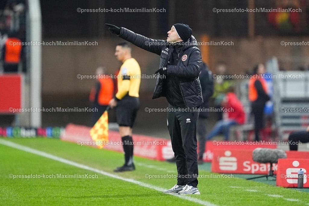 xYDRx01022601049 | 01.02.2026, xydrx, Fußball, 3.Liga, Rot-Weiss Essen - SV Wehen Wiesbaden, Saison 2025 2026, Stadion an der Hafenstraße: Daniel Scherning (Cheftrainer SV Wehen Wiesbaden) gestikulierend   DFB regulations prohibit any use of photographs as image sequences and or quasi-video. Photo: xYannisxDreimannxPressefotoKochx