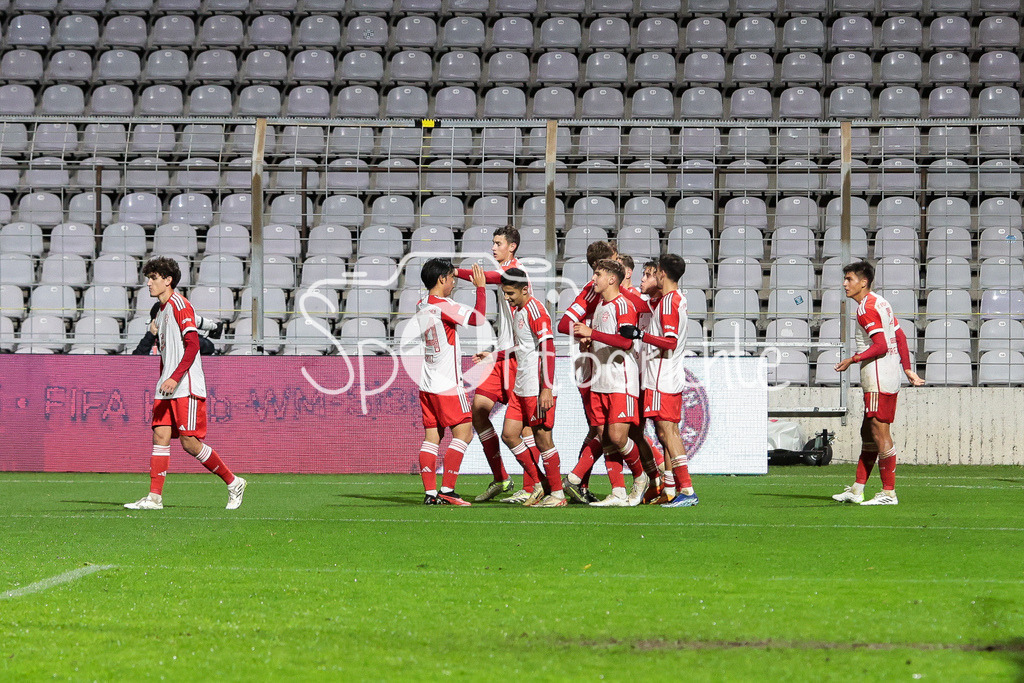 FC Bayern Amateure - SV Wacker Burghausen | Freude ueber das Tor zum 3-1 durch Lovro ZVONAREK (FCB #8) / Jubel / Torschuetze