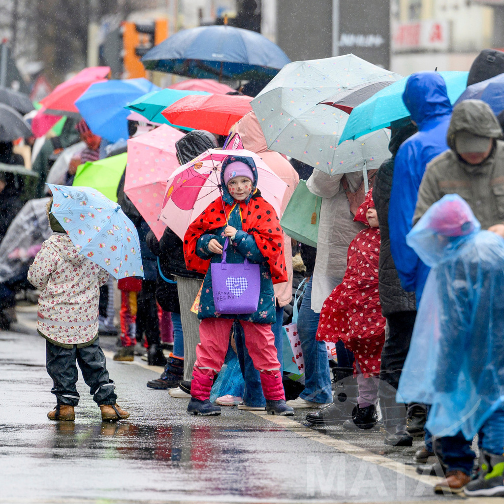 _DWA2259-2 | Trotz Nieselregen schlängelte sich der „Gaudiwurm“ am Sonntag durch die Nürnberger Innenstadt an tausenden Faschingsfans vorbei.  Nürnberg, 11.02.2024 - Realisiert mit Pictrs.com