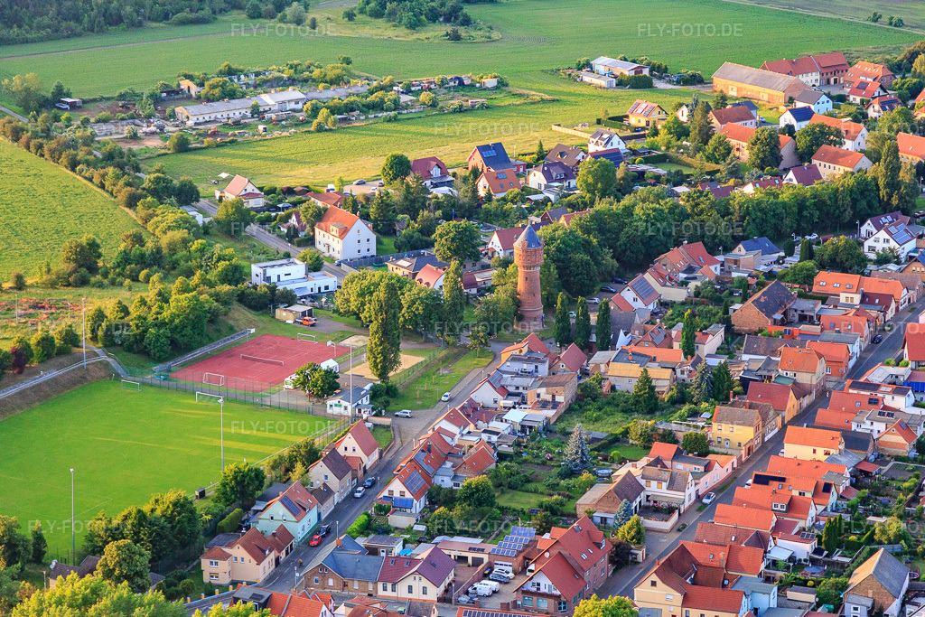 Luftbild: Sportplatz und Historischer Wasserturm im Ortsteil Frose in Seeland im Bundesland Sachsen-Anhalt in Deutschland. Foto: IMG_148039.jpg vom 11.06.2025 durch Werner Riehm/FLY-FOTO.de