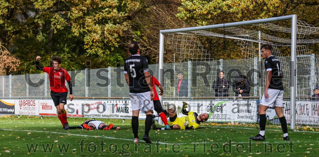 2023-11-05_075_FC_Herzogstadt_gegen_TuS_Oberding | Erding, Deutschland, 05.11.2023:
Fußball, Kreisklasse 2023 / 2024, 14. Spieltag, FC Herzogstadt gegen TuS Oberding, Endergebnis: 4:5

Jubel nach dem 1:3 durch Tim Götze (TuS Oberding, #29)
Tim Götze (TuS Oberding, #29), Sebastian Stemmer (TuS Oberding, #7), Christoph Greckl (FC Herzogstadt, #5), Torwart Florian Leininger (FC Herzogstadt, #22), Dardan Recica (FC Herzogstadt, #14)

Foto: Christian Riedel / fotografie-riedel.net