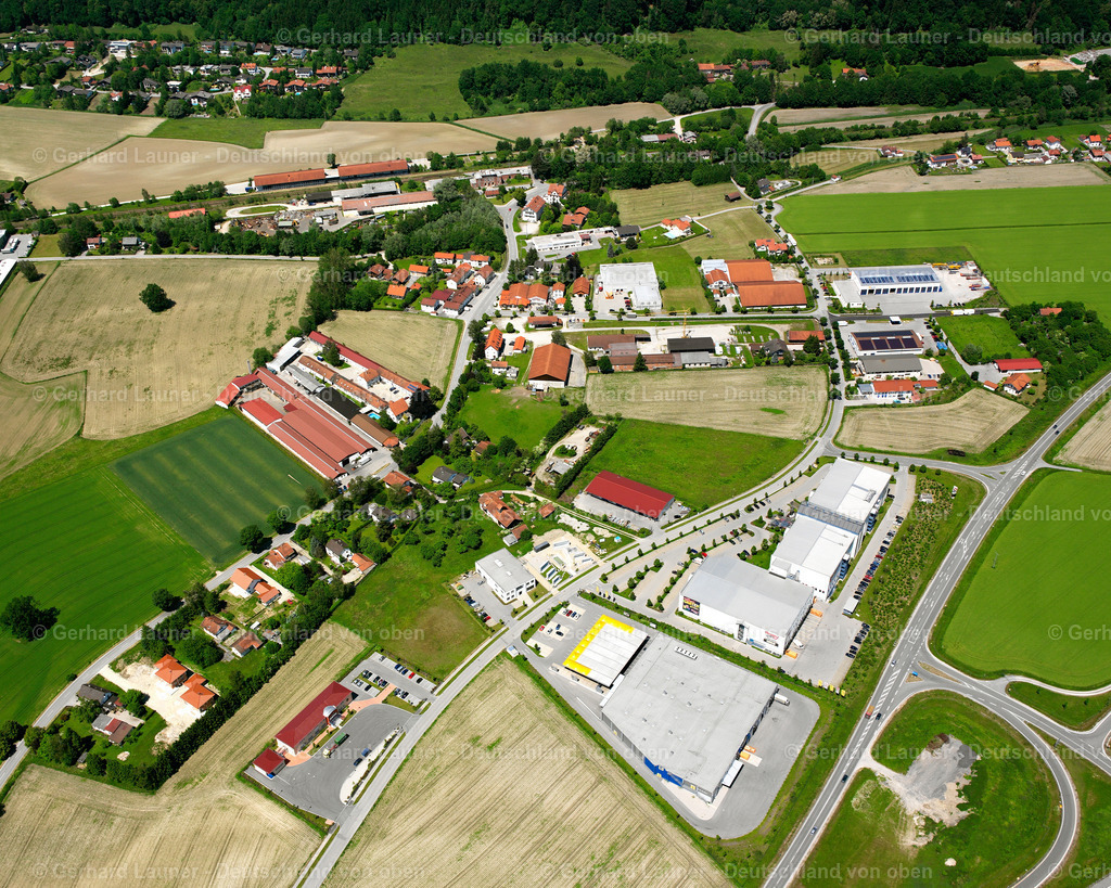 2600671 | EISENFELDEN 09.06.2006 Landwirtschaftliche Nutzflächen und Feldgrenzen  umsäumen das Siedlungsgebiet des Dorfes in Eisenfelden im Bundesland Bayern, Deutschland // Agricultural land and field boundaries surround the settlement area of the village  in Eisenfelden in the state Bavaria, Germany Foto: Gerhard Launer