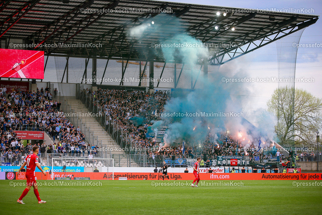 RWE3Liga07042401040 | 07.04.2024, Essen, Fußball, bwin 3. Liga Herren, Stadion an der Hafenstraße, 32. Spieltag Saison 2023 2024, Rot-Weiss Essen – MSV Duisburg:  MSV Duisburg Fans zünden Bengalisches Feuer im Gästeblock Rauchtöpfe Feuerwerkskörper Pyros Bengalos Gästetribüne. 
DFB regulations prohibit any use of photographs as image sequences and or quasi-video.