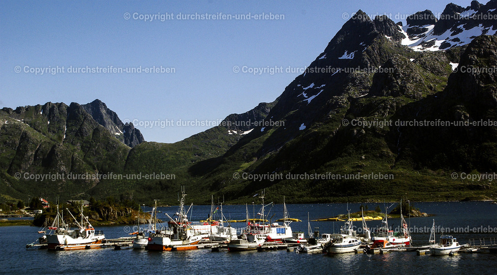 Typisches Panorama mit Segelbooten vor den Bergen des Lofot | Typisches Panorama mit Segelbooten vor den Bergen des Lofot - Realisiert mit Pictrs.com