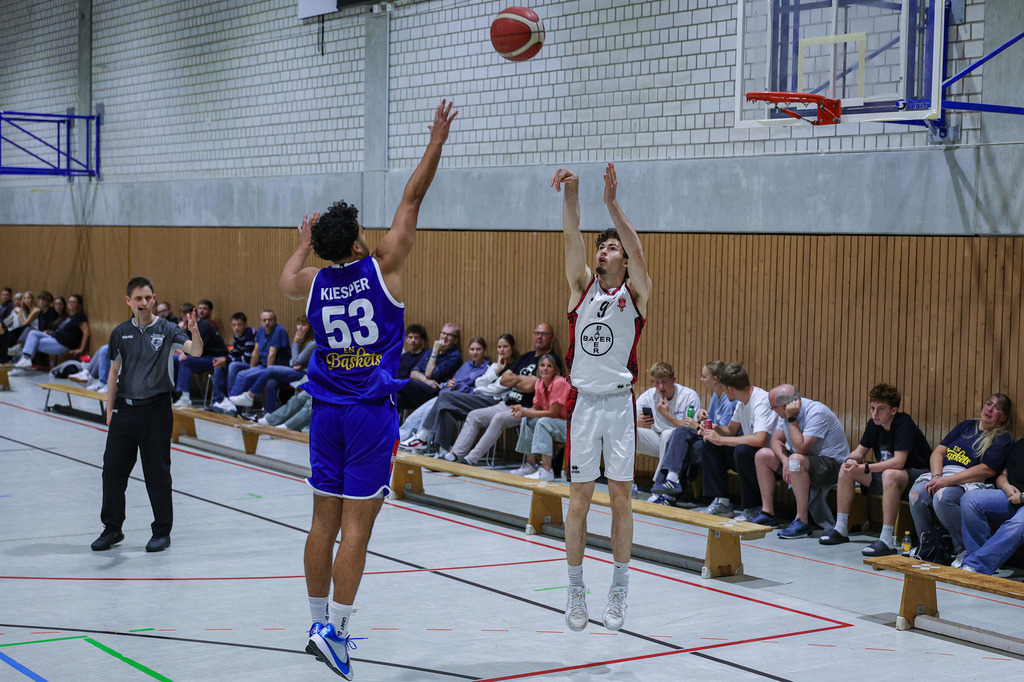 Regio Test BAYER GIANTS vs EN Baskets Schwelm-81 | Fotos von Basketballspielen aus dem Raum NRW fotografiert von Gero Mueller-Laschet und Daniel Schaefer - Realisiert mit Pictrs.com
