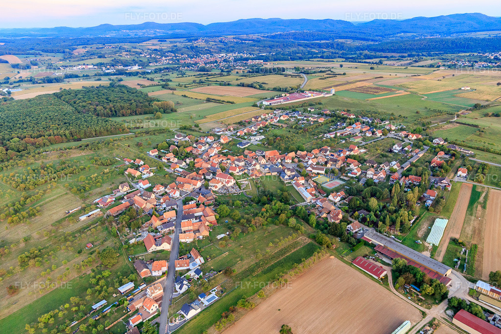 Luftbild: Dorfübersicht aus Osten in Dieffenbach-lès-Wœrth im Bundesland Bas-Rhin in Frankreich. – Foto: IMG_117760.jpg vom 14.09.2019 durch Werner Riehm/FLY-FOTO.de – Auflösung des Originals: 5164 x 3442 px