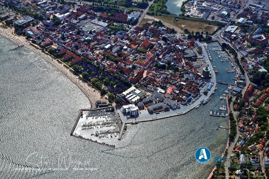 Luftbild Eckernförde -  Ein zentrales Highlight ist die Altstadt mit ihren historischen Gebäuden | Eckernförde, eine Stadt an der Ostseeküste Schleswig-Holsteins, bietet eine Vielzahl an sehenswerten Orten, die sowohl für Naturliebhaber als auch für Kulturinteressierte attraktiv sind. Ein zentrales Highlight ist die Altstadt mit ihren historischen Gebäuden und der malerischen Hafenlandschaft, die von Fischerbooten, Traditionsseglern und modernen Jachten geprägt wird.