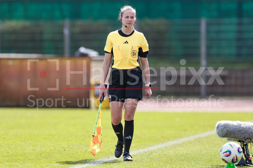 Fussball, Google Pixel Frauen-Bundesliga, SV Werder Bremen - SGS Essen | Schiedsrichter-Assistentin Janika Balzer, DIE DFB-RICHTLINIEN UNTERSAGEN JEGLICHE NUTZUNG VON FOTOS ALS SEQUENZBILDER UND/ODER VIDEOÄHNLICHE FOTOSTRECKEN. DFB REGULATIONS PROHIBIT ANY USE OF PHOTOGRAPHS AS IMAGE SEQUENCES AND/OR QUASI-VIDEO.