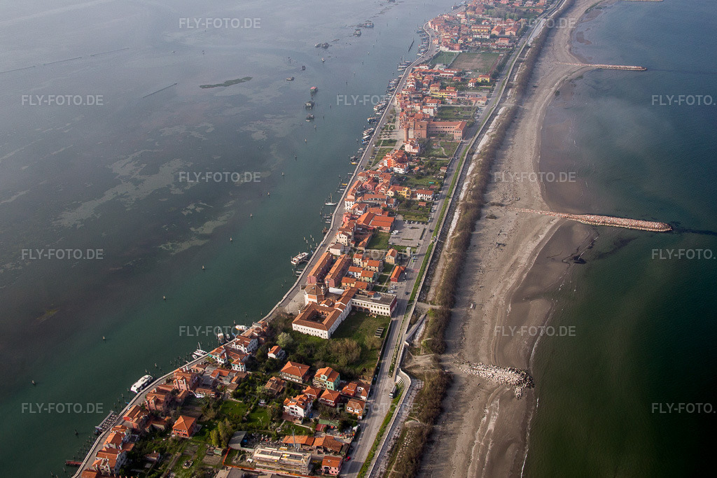 Luftbild: Siedlungsgebiet im Ortsteil Pellestrina in Venedig in Pellestrina im Bundesland Venetien in Italien. – Foto: IMG_087442.jpg vom 06.04.2016 durch Werner Riehm/FLY-FOTO.de – Auflösung des Originals: 5172 x 3448 px