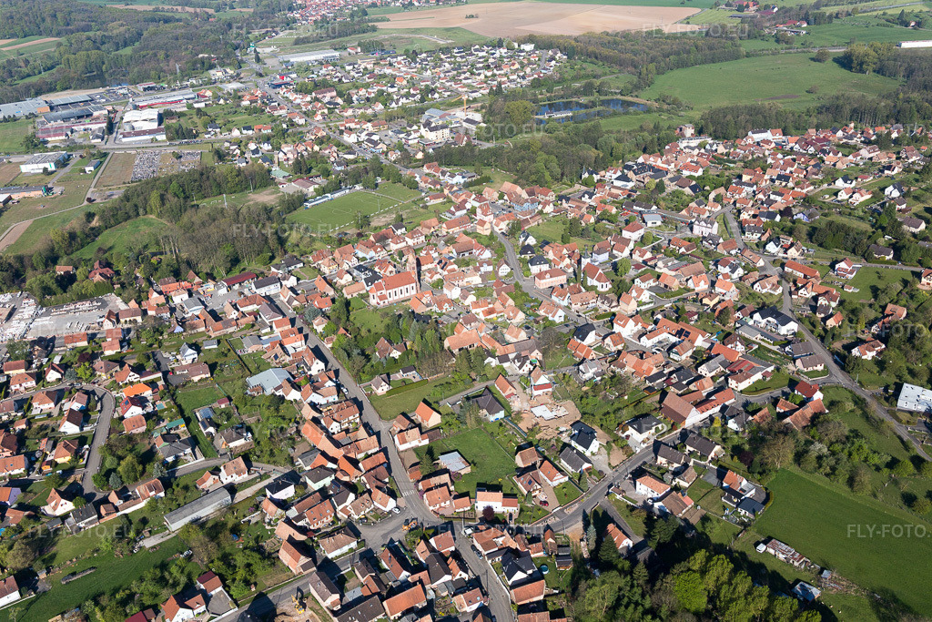 Vue aérienne: Vue de la ville à Gundershoffen dans le département Bas Rhin, France. Photo: IMG_099402.jpg prise le 30/04/2017 par Werner Riehm/FLY-FOTO.euRésolution de l'original: 5472 x 3648 px