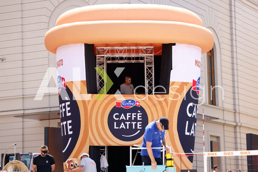 Obi BeachTour 2026 - Basel | BASEL, SWITZERLAND - JULY 17: DJ Emmi Café Latte during the Obi BeachTour 2026 match between KLUSER / SCHWAB (SUI) and GERSON / SCHALTEGGER (SUI) at Barfüsserplatz on July 17, 2026 in Basel, Switzerland. - Realisiert mit Pictrs.com