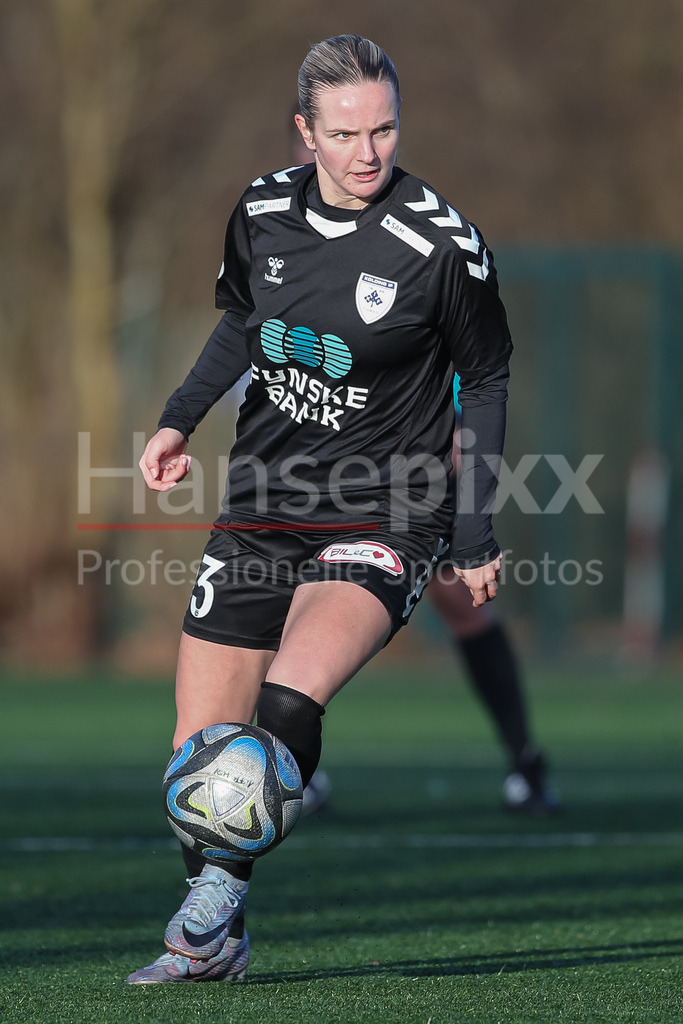 Fussball, Testspiel Frauen, Hamburger SV - Kolding IF | v.li.: Ida Aaquist Olsen (Kolding IF, 13) am Ball, Einzelbild, Ganzkörper, Aktion, Action, Spielszene
