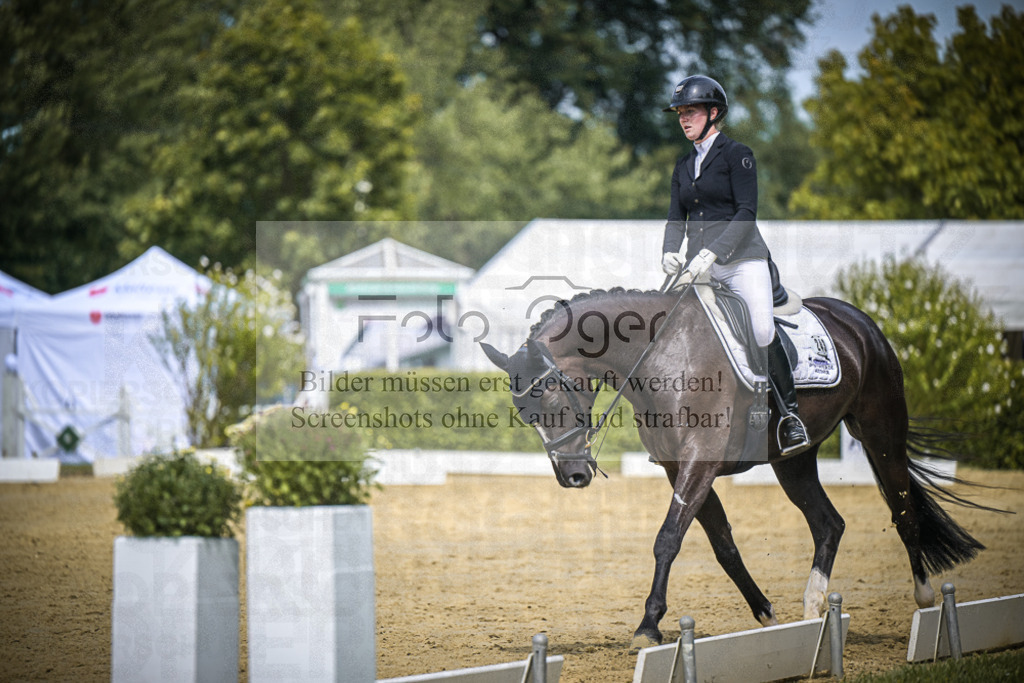 DOS_2900 | Entdecke hochwertige Reitturnierfotos von Foto Oger. Professionell, emotional und authentisch – jetzt Lieblingsmomente im Shop bestellen.Deutschlandweite Turnierfotografie. - Realisiert mit Pictrs.com