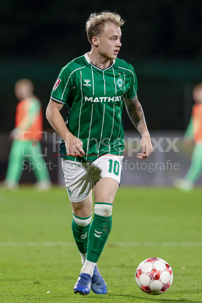 Fussball, Regionalliga Nord, SV Werder Bremen II - BSV Kickers Emden | Dennis Lütke-Frie (SV Werder Bremen II, 10) am Ball, Einzelbild, Ganzkörper, Aktion, Action, Spielszene