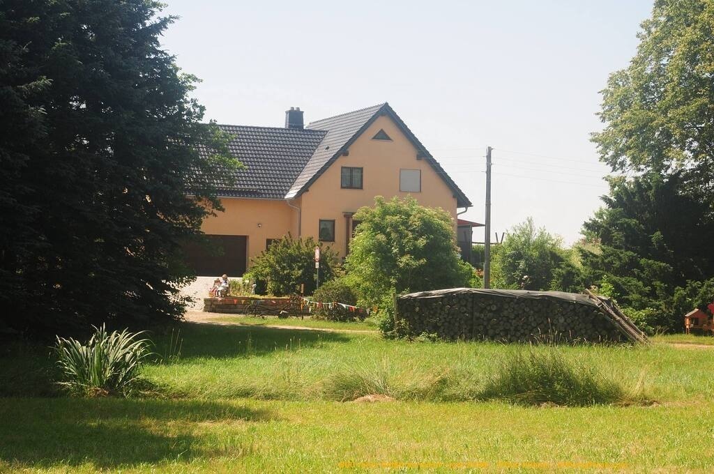Geißmannsdorf-2026-Ortsbilder-174 | Geißmannsdorf bei Bischofswerda im Sommer 2026. Ein fotografischer Streifzug durch das Dorf Geißmannsdorf, mit Gebäuden, Straßen, Strohpuppen und geschmückten Vorgärten und Grundstücken anlässlich der 800-Jahr-Feier von Geißmannsdorf im Juni 2026 - Realisiert mit Pictrs.com