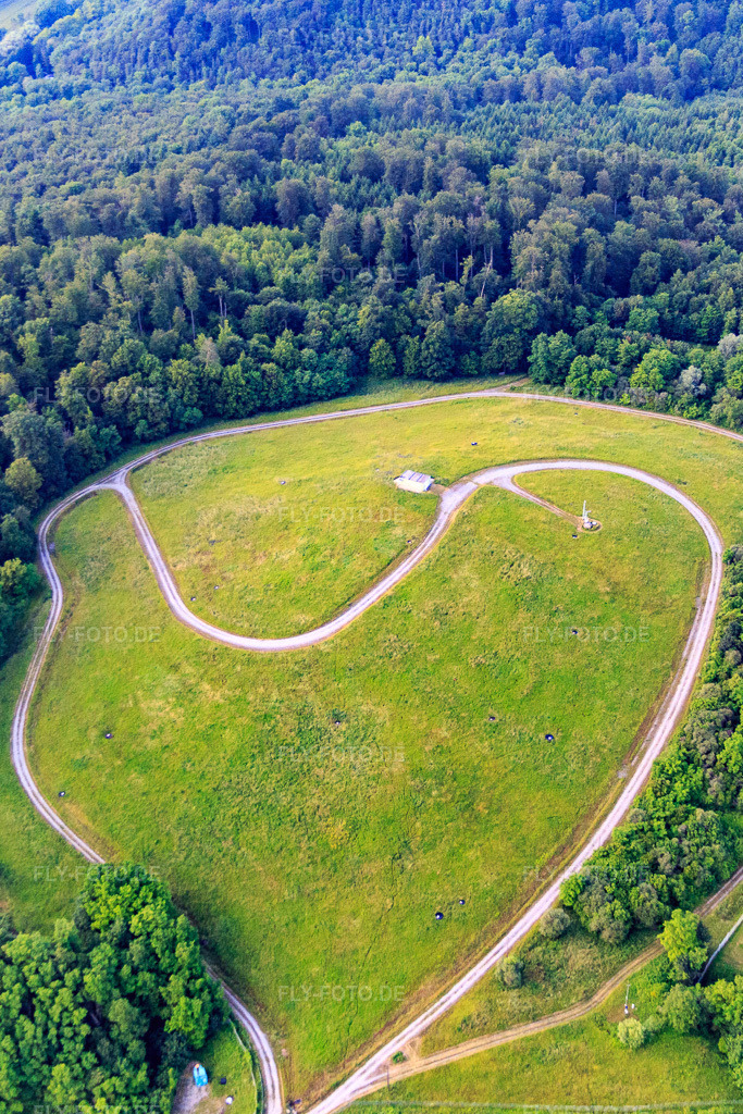 Luftbild: Begrünte Deponie im Ortsteil Grötzingen in Karlsruhe im Bundesland Baden-Württemberg in Deutschland. Foto: IMG_089296.jpg vom 10.06.2016 durch Werner Riehm/FLY-FOTO.de