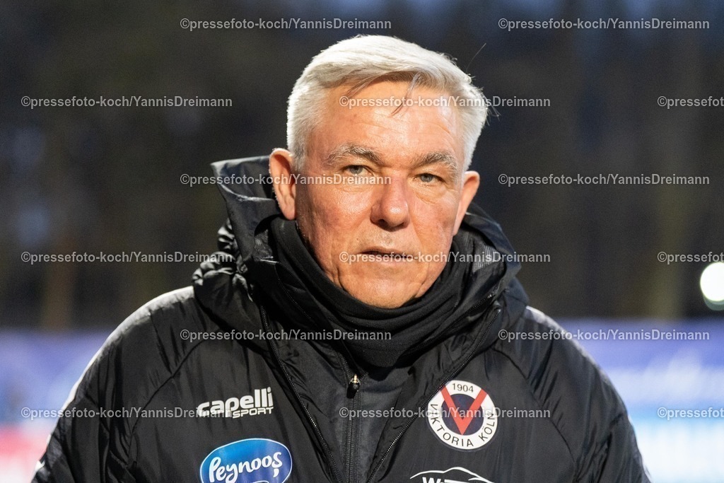 xYDR2802250101016 | 28.02.2025, xydrx, Fußball, Viktoria Köln - 1.FC. Saarbrücken, 3.Liga, Sportpark Höhenberg, Saison 2024 2025: Olaf Janßen (Cheftrainer Viktoria Köln) DFB regulations prohibit any use of photographs as image sequences and or quasi-video.