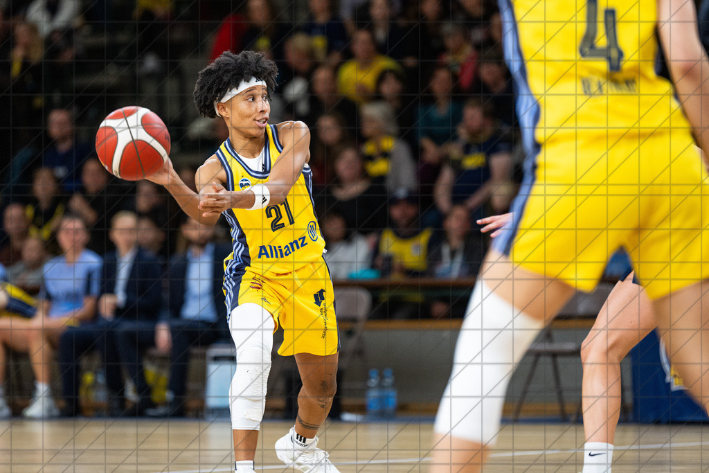1. DBBL 24/25 | 02.11.2024 | Alba Berlin vs. USC Freiburg | 1. DBBL 24/25 | 02.11.2024 | Alba Berlin vs. USC Freiburg - - - - - CREDIT, www.bullenfotos.de, Martin König, Hörner Weg 40, D-49078 Osnabrück, +4917663732967, Nutzung und Weitergabe nur zu den vereinbarten Zwecken. Presseanfragen an Urheber. Alle Rechte beim Urheber. - - - - - - Realisiert mit Pictrs.com