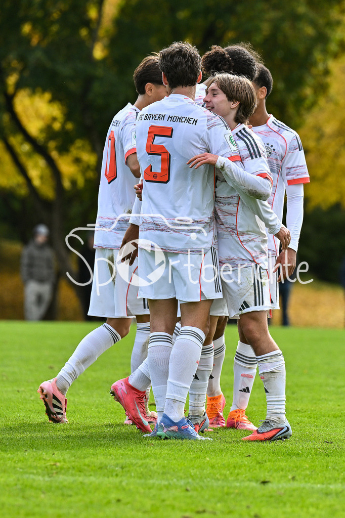 SpVgg Unterhaching U19 - FC Bayern München U19 | Jubel der Gäste nach dem Treffer zum 1-4 durch Bohdan OLYCHENKO (FC Bayern München U19 8) / Hattrick / Tor / Torschuetze / Freude / Happy / U19 DFB Nachwuchsliga: SpVgg Unterhaching - FC Bayern München; Sportschule Oberhaching am 18.10.2025