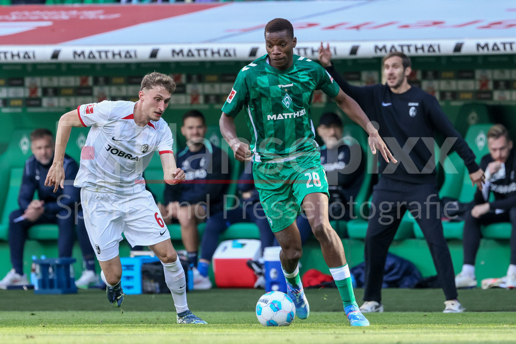 Fussball, Bundesliga, SV Werder Bremen - SC Freiburg | v.li.: Patrick Osterhage (SC Freiburg, 6) und Skelly Alvero (SV Werder Bremen, 28) im Zweikampf, Duell, Dynamik, Aktion, Action, Spielszene, DIE DFL-RICHTLINIEN UNTERSAGEN JEGLICHE NUTZUNG VON FOTOS ALS SEQUENZBILDER UND/ODER VIDEOÄHNLICHE FOTOSTRECKEN. DFL REGULATIONS PROHIBIT ANY USE OF PHOTOGRAPHS AS IMAGE SEQUENCES AND/OR QUASI-VIDEO.