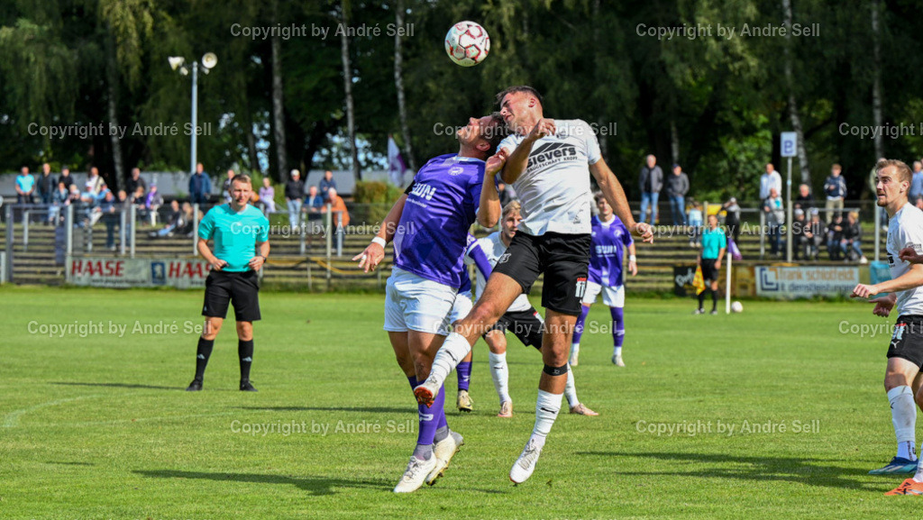 VfR Neumünster vs Eckernförder SV | Christopher Kramer (VfR #13) / Jost-Bennet Andreas (ESV #6) - Fußball-Oberliga Männer 2024/2025 / VfR Neumünster vs Eckernförder SV / VfR-Stadion / Neumünster / 15.09.24 - Realisiert mit Pictrs.com