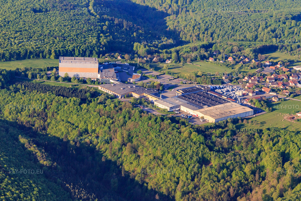Vue aérienne: Domaine Louis Eschenauer et Les Grands Chais de à Petersbach dans le département Bas Rhin, France – .Photo: IMG_145926.jpg prise le 01/05/2025 par Werner Riehm/FLY-FOTO.eu – Résolution de l'original: 5472 x 3648 px – Louis Eschenauer – GCF Group (Grands Chais de France) - Wines & Spirits