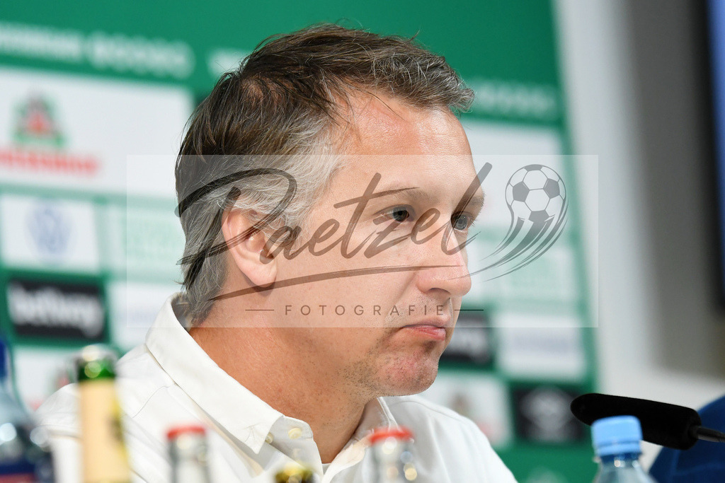 20200303_PKWBRE_0010 | Fussball, Herren: Geschaeftsfuehrer Fussball Frank Baumann (SV Werder Bremen) schaut waehrend der Pressekonferenz des SV Werder Bremen im Presseraum des wohninvest Weserstadion am 03.03.2020 in Bremen, Deutschland. - Realisiert mit Pictrs.com