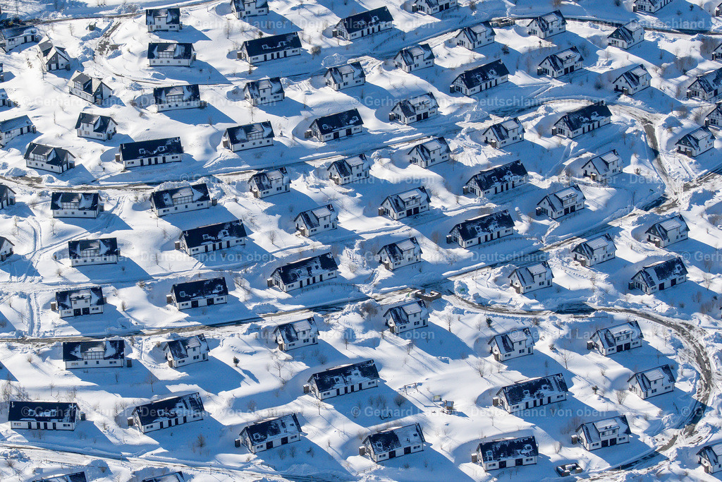 4043658 | WINTERBERG 13.02.2021 Winterlich schneebedeckte Ferienhaus- Anlage des Ferienparks " Landal Winterberg " In der Büre in Winterberg im Sauerland im Bundesland Nordrhein-Westfalen, Deutschland. Weiterführende Informationen bei: Landal GreenParks GmbH. // Wintry snowy holiday house plant of the park " Landal Winterberg " In of Buere in Winterberg on Sauerland in the state North Rhine-Westphalia, Germany. Further information at: Landal GreenParks GmbH. Foto: Gerhard Launer