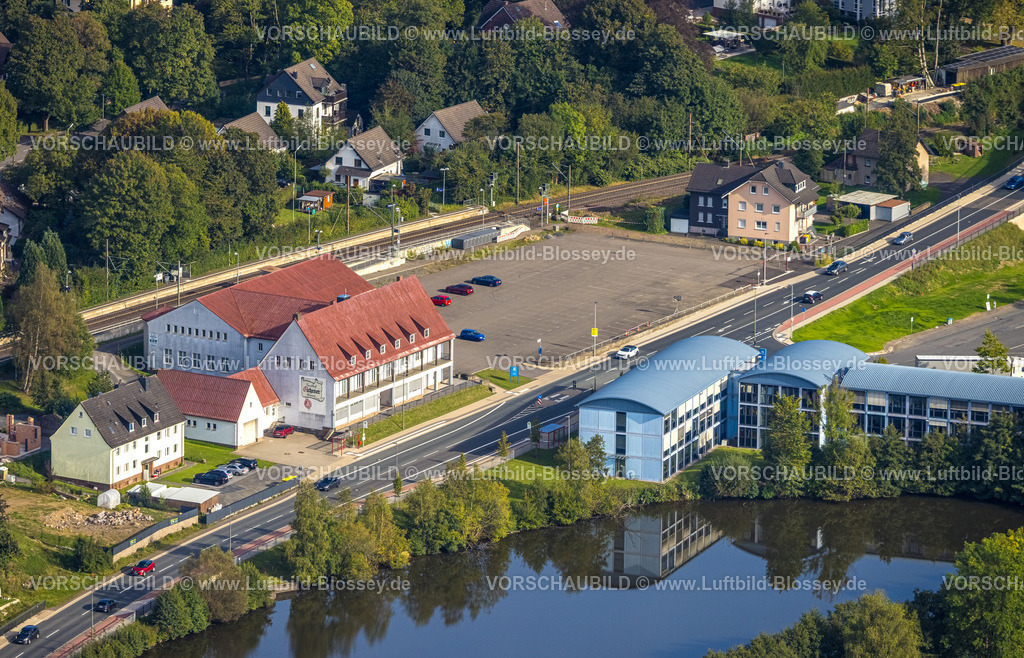 Kreuztal230911732 | Luftbild, Landhof Eichener Hamer, Freifläche mit Parkplatz, Deutsche Bahn-Haltepunkt Kreuztal-Eichen, Gebäude der thyssenkrupp Steel Europe am Hammerweiher, Eichen, Kreuztal, Siegerland, Nordrhein-Westfalen, Deutschland